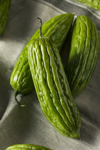 Råa gröna ekologiska Bitter Melon — Stockfoto