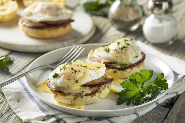 Uova fatte in casa Benedetto con pancetta — Foto Stock