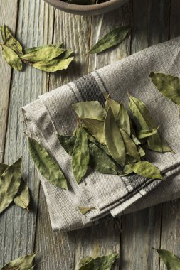 Ham kuru organik defne yaprakları