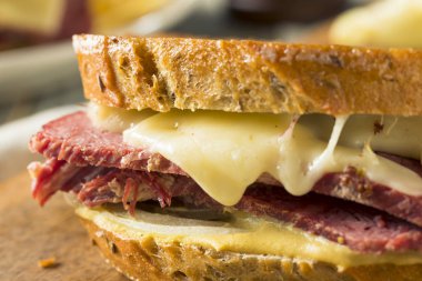 Lezzetli ev yapımı Corned Beef Reuben sandviçi