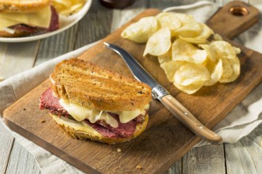 Lezzetli ev yapımı Corned Beef Reuben sandviçi