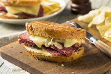 Lezzetli ev yapımı Corned Beef Reuben sandviçi