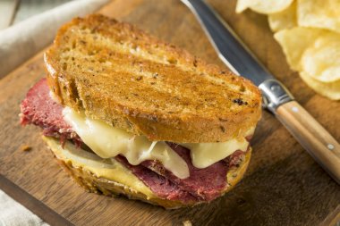 Lezzetli ev yapımı Corned Beef Reuben sandviçi