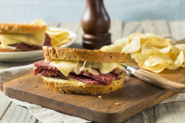 Lezzetli ev yapımı Corned Beef Reuben sandviçi