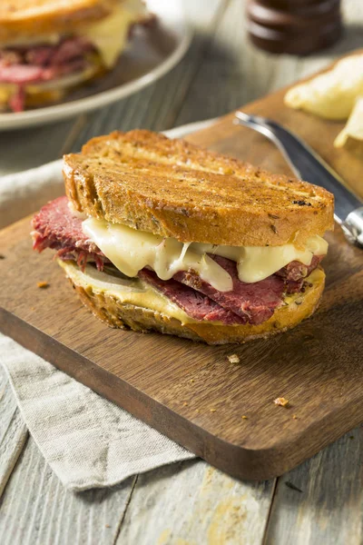 Smakelijk zelfgemaakte Corned Beef Reuben Sandwich — Stockfoto