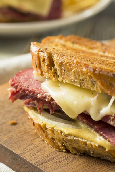 Sanduíche de carne de vaca enlatada caseira saborosa Reuben — Fotografia de Stock