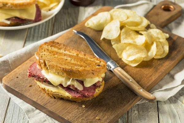 Sándwich casero salado de Reuben de carne de res en conserva — Foto de Stock