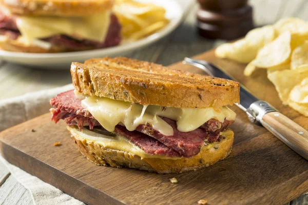 おいしい自家製コンビーフ牛肉ルーベン サンドイッチ — ストック写真