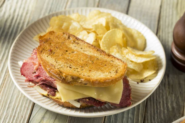 Lezzetli ev yapımı Corned Beef Reuben sandviçi — Stok fotoğraf