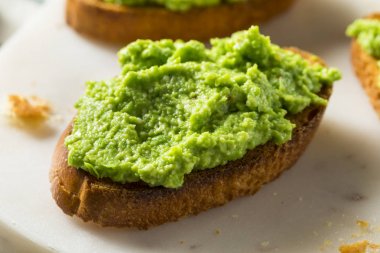 Tatlı bezelye ev yapımı Pesto Crostinis