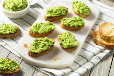 Tatlı bezelye ev yapımı Pesto Crostinis