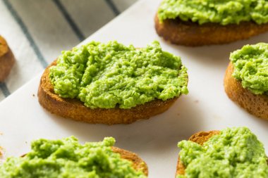 Tatlı bezelye ev yapımı Pesto Crostinis