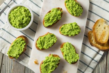 Tatlı bezelye ev yapımı Pesto Crostinis