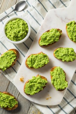 Tatlı bezelye ev yapımı Pesto Crostinis