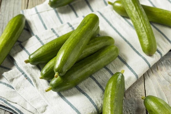 Pepinos persas orgânicos verdes crus — Fotografia de Stock