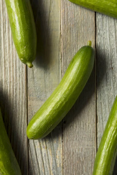 Rauwe groene Perzische biologische komkommers — Stockfoto