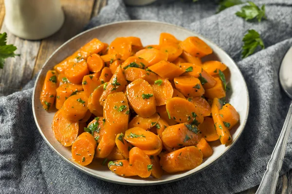 Pikante hausgemachte sautierte Karotten — Stockfoto