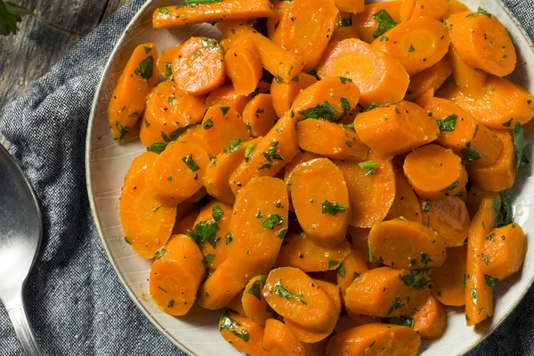 Pikante hausgemachte sautierte Karotten — Stockfoto