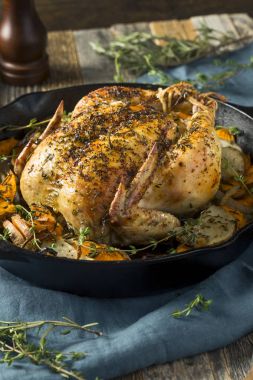 Otlu ev yapımı rustik bütün tavada tavuk