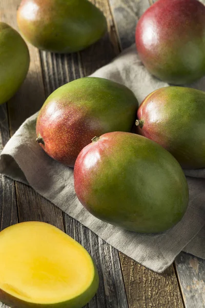 Fruta de mango verde roja cruda orgánica — Foto de Stock