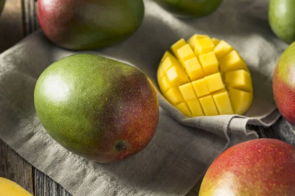 Сырые красный зеленый манго органических фруктов — стоковое фото