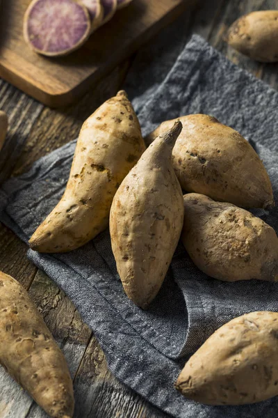 Сырая органическая гавайская сладкая картошка — стоковое фото