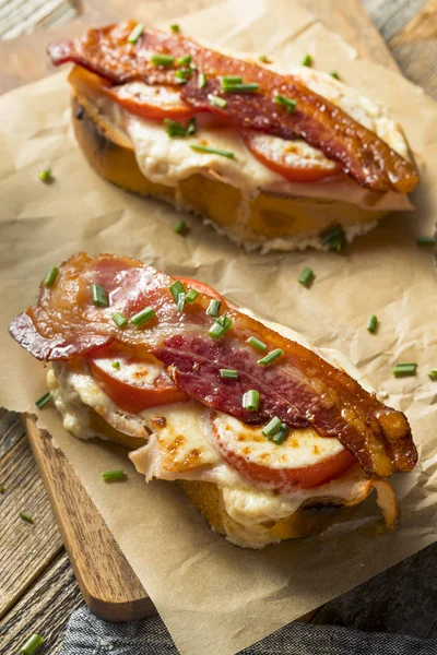 Zelfgemaakte gebakken Kentucky Hot Brown — Stockfoto