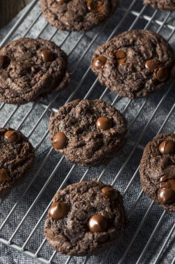 Ev yapımı karanlık çift çikolatalı kurabiye