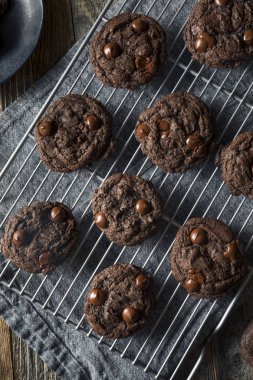 Ev yapımı karanlık çift çikolatalı kurabiye