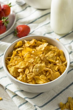 Kahvaltı için Sütlü Sağlıklı Mısır Gevreği