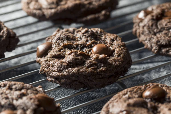 만든 어두운 더블 초콜릿 칩 쿠키 — 스톡 사진