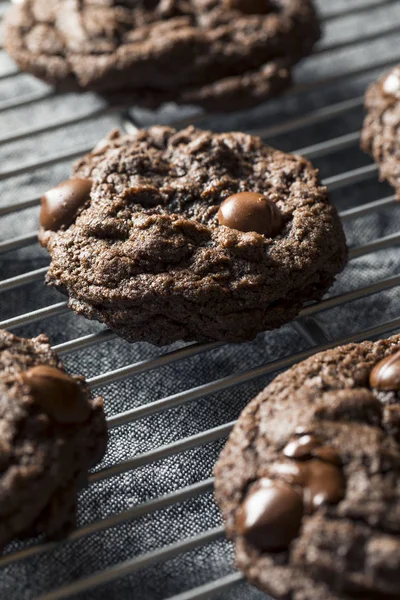 Biscuits aux pépites de chocolat noir double maison — Photo