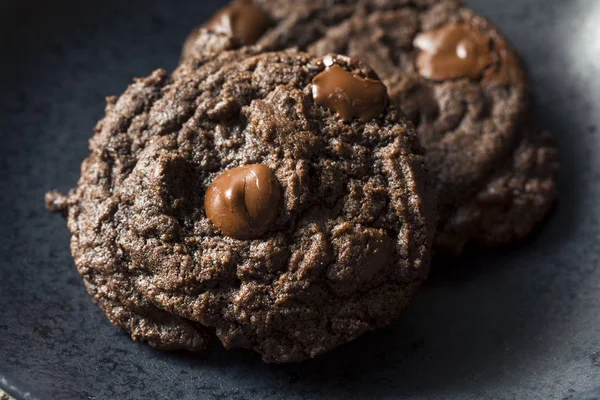 Ev yapımı karanlık çift çikolatalı kurabiye — Stok fotoğraf