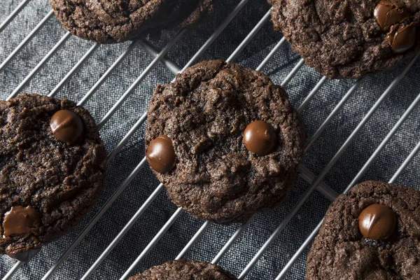 Hemmagjord mörka Double Chocolate Chip Cookies — Stockfoto