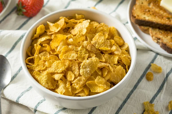 Gesunde Cornflakes mit Milch zum Frühstück — Stockfoto