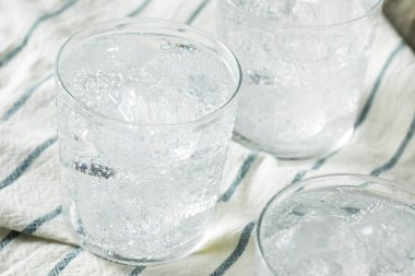 Taze bahar köpüklü su