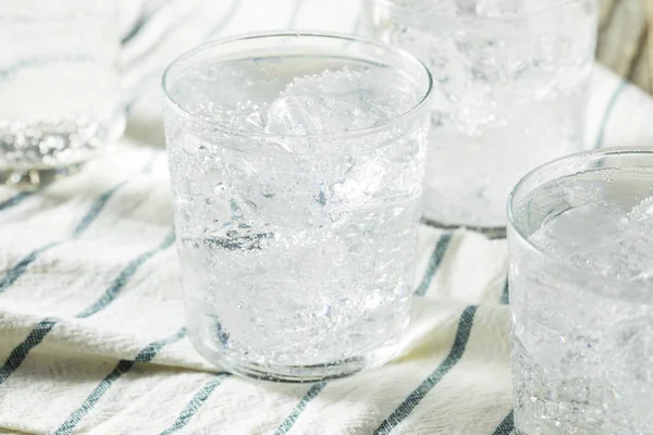 Acqua frizzante fresca di primavera — Foto Stock