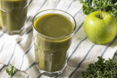 Sağlıklı organik yeşil suyu güler yüzlü