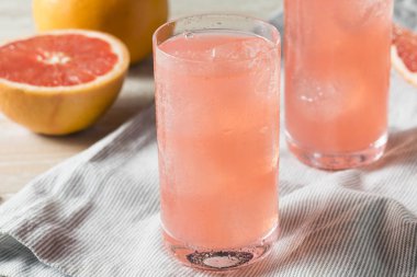 Sağlıklı taze greyfurt da maden suyu aromalı