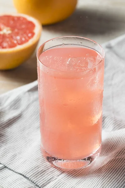 Agua espumosa con sabor a pomelo fresco saludable — Foto de Stock