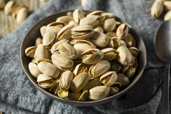 Tuercas de pistacho tostadas y aplanadas —  Fotos de Stock