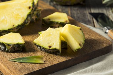 Çiğ sarı organik ananas dilimleri