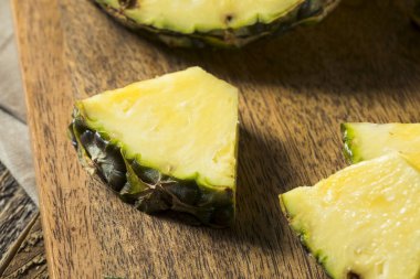 Çiğ sarı organik ananas dilimleri
