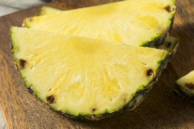 Çiğ sarı organik ananas dilimleri