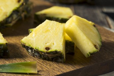 Çiğ sarı organik ananas dilimleri