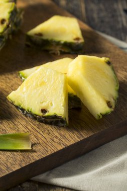 Çiğ sarı organik ananas dilimleri