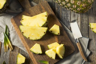 Çiğ sarı organik ananas dilimleri