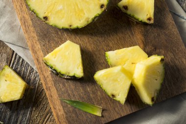 Çiğ sarı organik ananas dilimleri