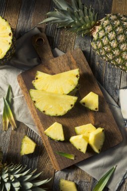 Çiğ sarı organik ananas dilimleri