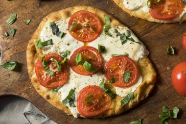 Mozarella fesleğen ve domates gözleme Pizza